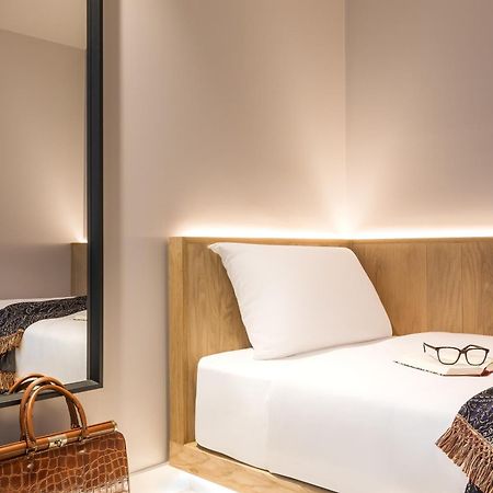 Zedwell Underground Hotel Tottenham Court Rd Londra Esterno foto